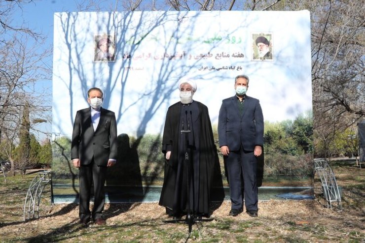 رئیس جمهور روز پنجشنبه و در آستانه روز ملی درختکاری و هفته منابع طبیعی، یک اصله نهال سیب در محوطه باغ گیاه‌شناسی ملی ایران غرس کرد.