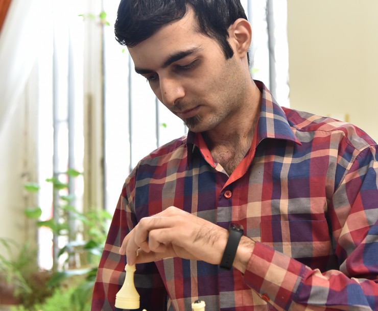شهریار شمس آبادی، جوان ورزشکار محله لشکر، با کمک شطرنج توانسته‌است دیابتش را مغلوب کند