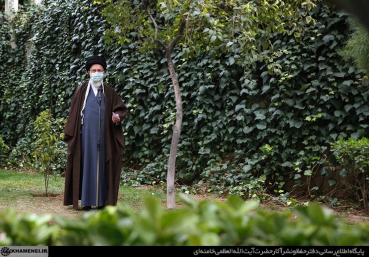 حضرت آیت‌الله خامنه‌ای به مناسبت روز درختکاری ۱۵ اسفند ماه دو نهال کاشتند.