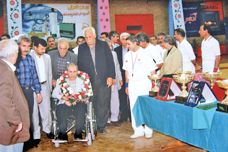 قابی از مراسم تجلیل محمد خرمی، رئیس اسبق فدراسیون کشتی- در این عکس مرحوم خرمی روی ویلچر نشسته است و دسته‌گلی به گردنش انداخته‌اند. چهره‌های سرشناسی، چون (از چپ به راست) امید تبریزیان، محمدرضا داورزنی، احمد وفادار، شورورزی و ماشاءا... افشاران حضور دارند. این عکس ۲۰ سال پیش در سالن شهید بهشتی مشهد گرفته شده است.
عکس از آلبوم ماشاءا... افشاران