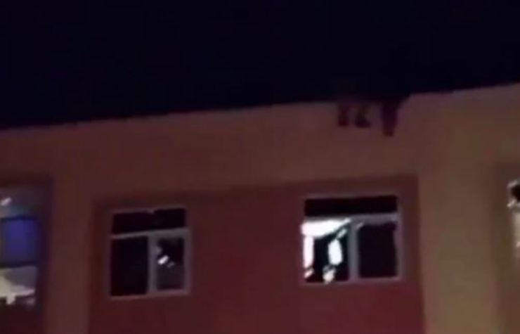 سه ‎دختر نوجوان بر روی پشت بام ساختمان‌های سه طبقه مسکن مهر شهر دهدشت اقدام به ‎خودکشی کردند.