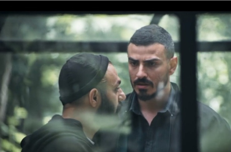 اگر کل داستان سریال «قورباغه» را یک صفحه بزرگ در نظر بگیریم هربار مربع‌هایی در کنار هم قرار می‌گیرد که ترتیب وقوعشان گیج‌کننده نباشد، ولی حداقل سوال‌هایی را در ذهن مخاطب زنده نگه دارد. حالا با اطمینان می‌توان گفت مخاطب در «قورباغه» باید به شخصیت‌ها و روابط دقیق شود، به ترسیم شکسته‌بسته جهانی خالی از وفاداری.