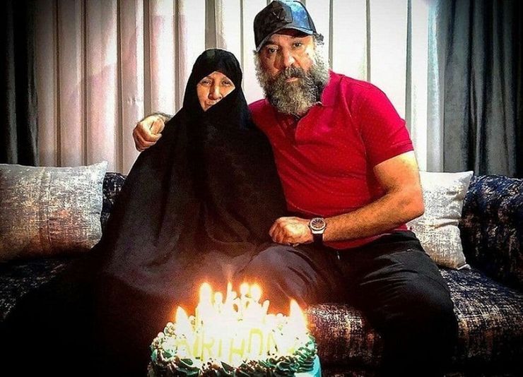 چندی پیش آسیه اسدزاده بازیگر تئاتر و تلویزیون در صفحه اینستاگرامش مدعی شد که با مرحوم علی انصاریان نامزد بوده است و متنی احساسی در این خصوص منتشر کرد.
