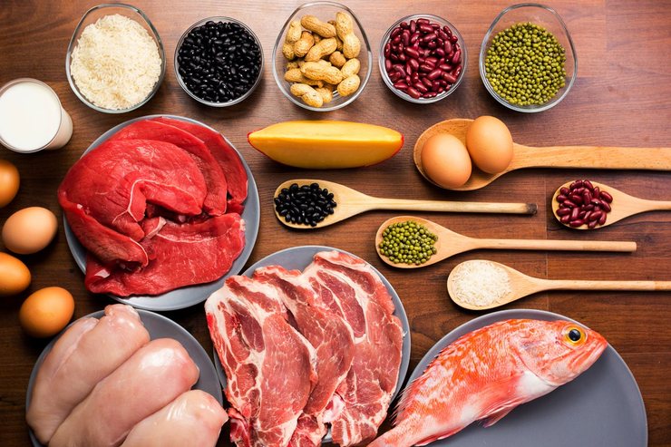یک رژیم غذایی با پروتئین کافی به ارتقا قدرت عضلانی، احساس سیر بودن و کاهش وزن کمک می‌کند.