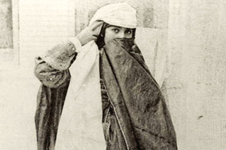 نگاه مردسالارانه به تاریخ‌نگاری موجب شده است زنان به حاشیه روند یا نادیده گرفته شوند. بنابراین، تاریخ‌نگاری درباره زنان با چند مشکل اساسی روبه‌روست.