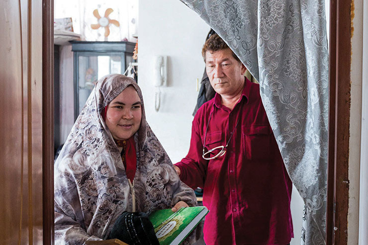 سکینه خانم از افغانستانی‌های مقیم مشهد است که بر اثر بیماری نابینا شده است او حالا با پشتیبانی همسرش آیات قرآن را با خط بریل می‌بافد، او می‌گوید: اگر پول نخ و مهره برسد می‌خواهم قرآن را ببافم و به امام رضا(ع) هدیه کنم.