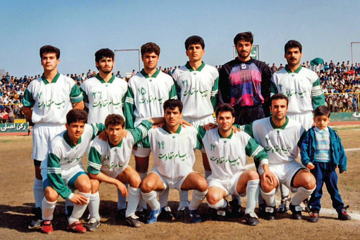 عکسی دیگر از ترکیب رؤیایی تیم فوتبال پیام در سال ۷۵- بهترین سال حضور پیام در فوتبال کشور که البته مرهون حضور بازیکنان سرباز در این تیم بود که زیر نظر مقاومت سپاه رفته بود. در این عکس که در ورزشگاه تختی گرفته شده بازیکنانی، چون مهدی واعظی، رضا صاحبی، ستار همدانی، داریوش یزدانی، جواد نمازی، عباس دهقانی، علی نوری و شهرام براتپوری دیده می‌شوند.