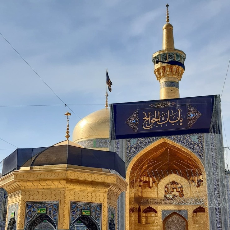 پرچم گنبد رضوی و نصب کتیبه به مناسبت شهادت امام موسی کاظم علیه السلام تعویض شد.