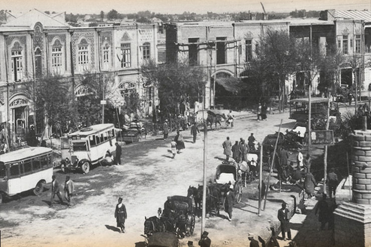 بهرام آیریا، پسر علی آیریا، عکاس مشهور مشهدی و نوه مرحوم مجمع‌الصنایع، است. خاطرات او از «علی آیریا» موضوع جذابی برای یک گپ طولانی است. هرچند روایت او از «علی‌آقای ارباب» هم روایتی شنیدنی است؛