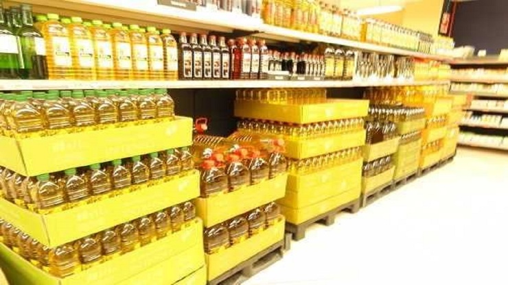 با وجود اعلام مسئولان مبنی بر افزایش عرضه روغن خوراکی، اما همچنان کمبود و مشکلاتی در بازار این محصول وجود دارد.