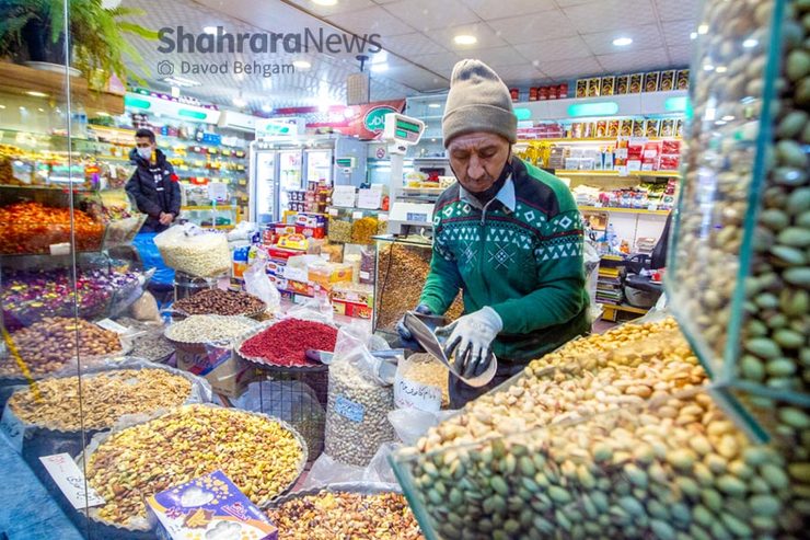 قیمت خشکبار مورد نیاز یک خانواده در بازار مشهد بیش از ۳۰۰ هزار تومان است و بازار آجیل و خشکبار در خیابان توحید مشهد نشان می‌دهد که امسال بازار رونق گرفته و بر میزان مراجعه شهروندان برای خرید این کالا‌ها افزوده شده است.