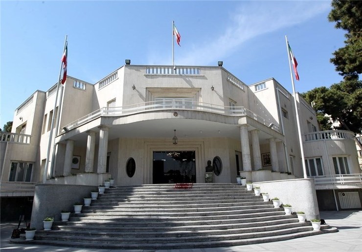 در این میان، برخی از چهره‌های سیاسی یکی از علل ناکارآمدی دولت‌ها را در اختیارات محدود رؤسای جمهور و کارشکنی دیگر نهاد‌ها می‌دانند، اما در مقابل، برخی دیگر معتقدند که رؤسای جمهور طبق قانون اساسی دارای اختیارات زیادی هستند.