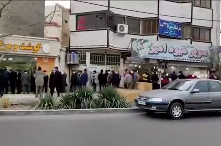 یک مرغدار گفت: تولید مرغ مثل قبل درحال انجام است و هیچ کمبودی در بخش تولید نداریم. متأسفانه اینکه بعد از تولید و در مرحله توزیع چه اتفاقی می‌افتد، مشخص نیست.