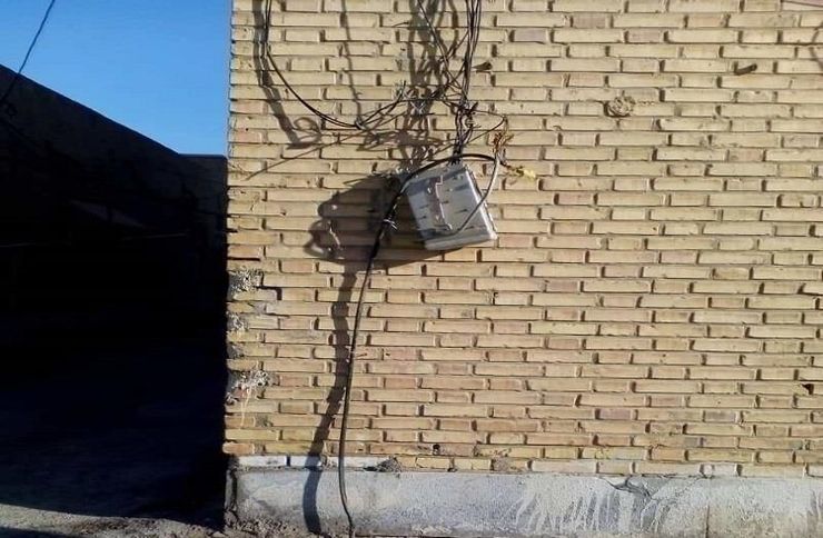 معضل سرقت کابل‌ها و مشکلات آنتن‌دهی یا شبکه تلفن در همه نقاط شهر مشهد دیده می‌شود. آن هم در زمانی که دانش‌آموزان و دانشجویان و بخش زیادی از مردم به کمک تلفن و اینترنت درس می‌خوانند یا کار می‌کنند.