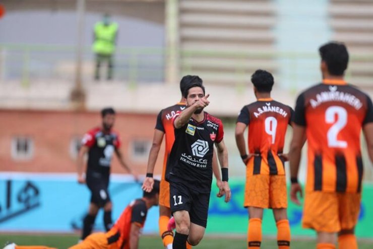 بازیکنان تیم فوتبال پرسپولیس از مسئولان باشگاه خود گلایه دارند.