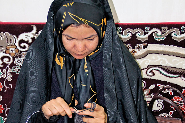«گرما ببافیم» هم تمام شد. پویشی که زمستان سال ۱۳۹۹توانست بیش از ۳۰۰ کلاه و شال‌گردن نو به دست نیازمندان برساند و حکایتش هم به دست‌های مهربان زنان برمی‌گردد.
