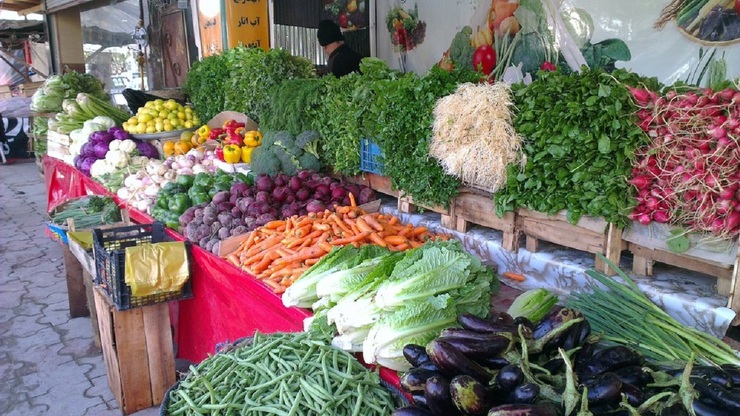 یک فروشنده میوه و سبزی در آستانه آغاز سال نو، متناسب با شرایط معیشتی هموطنان، اجناس خود را به صورت رایگان در اختیار نیازمندان قرار می‌دهد.