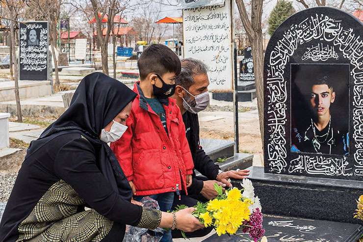 وحیده دیندار و ناصر فرمانبر پدر و مادر امیرعطا فرمانبر در آستانه سال جدید از پسر نوجوانشان برای ما می‌گویند. از اینکه شکوفه افتاده درخت زندگی‌شان حالا به شاخه‌های دیگری برگشته است