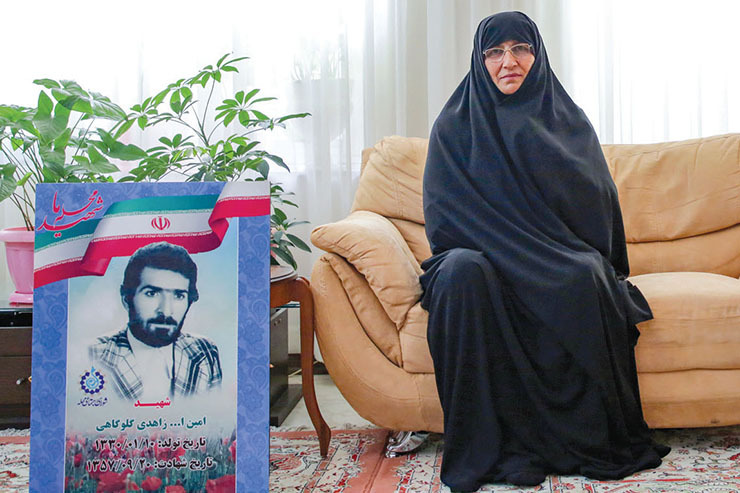 ۴۰ سال است با خاطرات همسرش زندگی می‌کند. هنوز هم روز‌هایی را با خود مرور می‌کند که امین‌ا... (تقی) برای انقلاب دست از جان شسته بود و آن‌قدر تلاش و مجاهدت کرد تا زمانی که پیکر بی‌جان و مثله‌شده‌اش را تحویل دادند.