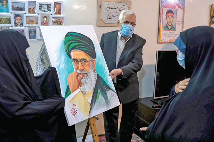 از سه سال گذشته خانواده شهید مهدی منصوب در حرکتی خودجوش و مستقل، به‌نیت ترویج فرهنگ شهید تصمیم می‌گیرند، سالانه یک نفر از شهر یا استانمان را به‌عنوان هنرمند اثرگذار در فضای فرهنگی هنری مشهد معرفی کنند. مریم‌قربان‌زاده، منتخب دریافت جایزه فرهنگی هنری شهید منصوب شد که تصویری از رهبر انقلاب به قلم برادر شهید، احمد منصوب به او اهدا شد.