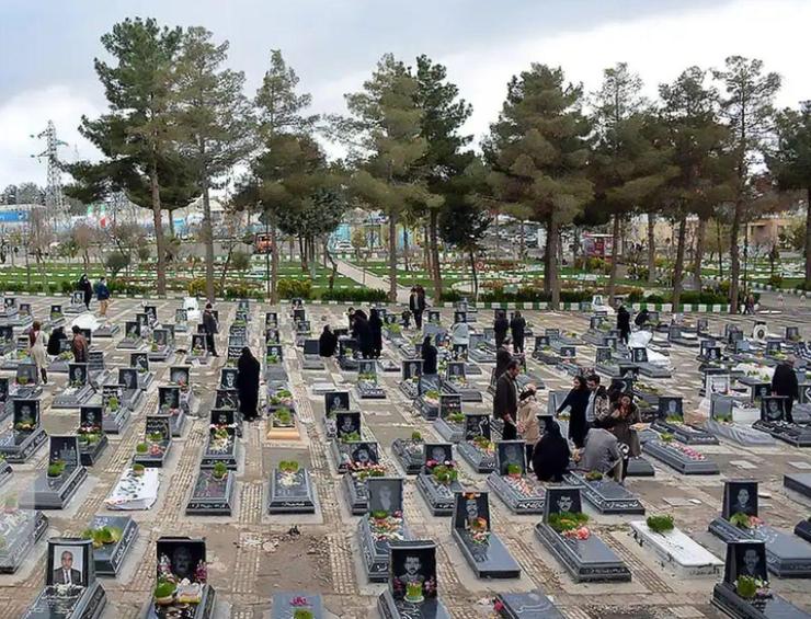 ممنوعیت ورود به آرامستان‌ها در پنجشنبه آخر سال برای برخی از شهرها ایران از جمله اهواز، همدان، دزفول و قم اعمال شده است. با این وجود فعالیت بهشت رضا(ع) در مشهد در پنجشنبه آخر سال طبق روال گذشته است اما مدیرعامل سازمان فردوس‌ها شهرداری مشهد از شهروندان مشهدی درخواست کرد که به آرامستان‌ها مراجعه نکنند.