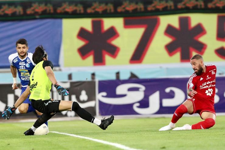 مسئولان باشگاه استقلال به رغم وعده جذب بازیکنان بزرگ درنیم فصل عملا توانستند بازیکنانی را به خدمت بگیرند که هیچ تیم بزرگ لیگ برتری را خواهان خود نمی‌دیدند. استقلال شکست بزرگی را در نقل وانتقالات نیم فصل متحمل شد.