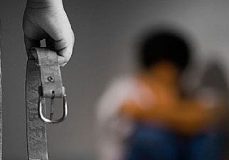 «دانیال» پسربچه ۹ ساله روز گذشته پس از ماه‌ها بی‌خبری در حالی در روستا‌های سبزوار پیدا شد که به دلیل ضرب و شتم و خشونت از سوی پدر شرایط جسمی بسیار ناگواری داشت و به گفته دایی‌اش فقط از او دو چشم می‌دیدم و یک قلب که می‌زند.