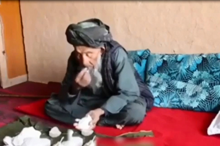 عبدالرزاق مردی ۹۰ ساله و ساکن ولایت سمنگان در شمال افغانستان است. او از ۷۰ سالگی روزی یک کیلوگرم سنگ می‌خورد.