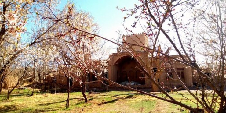 محمدعلی اسلامی ندوشن باغ و خانه ده‌هزارمتری پدری خود در صدرآباد ندوشن را برای فعالیت‌های فرهنگی اهدا کرد. 