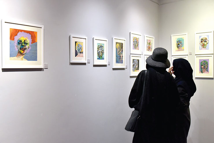 «سمیه چهارتکاب» به نظرم شجاعانه خودش و آثارش را در نمایشگاه «رَپسودی» به بوته آزمایش سپرده است و آن‌قدر جرئت دارد که از خودش و کارهایش دفاع بکند. او بدون ترس رنگ‌ها را در آثارش به کار برده و از دل چهره‌های پررنگ و لعابش چشم‌هایی وحشت‌زده و غمگین بیرون آورده است.