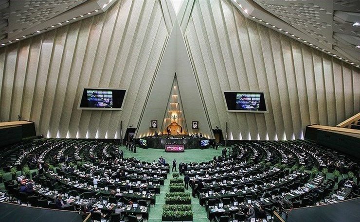یک فرد امروز از ساختمان مجلس خطاب به هواداران استقلال عدد ۶ نشان داد.