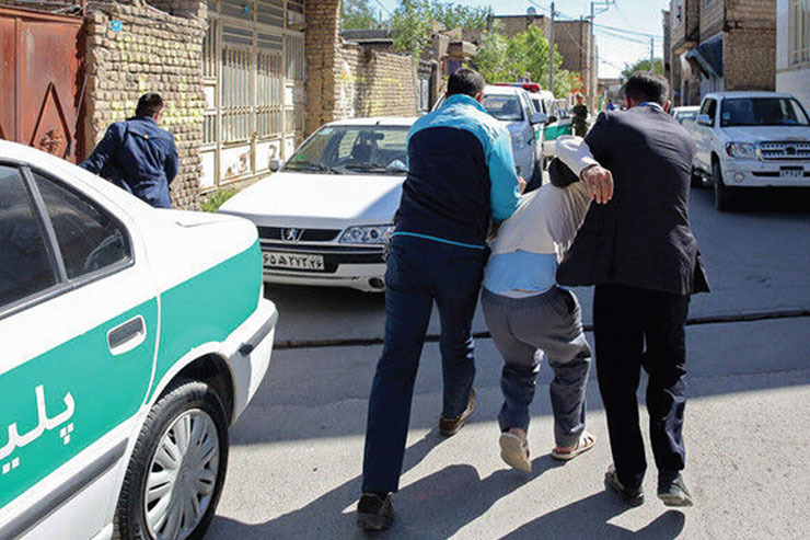 خبر سرقت‌هایشان از انبار‌های آهن حاشیه شهر مشهد مدتی بود که به دست مأموران پلیس می‌رسید و تا ضابطان قضایی خود را به محل وقوع جرم برسانند، آن‌ها فرار را برقرار کرده بودند.