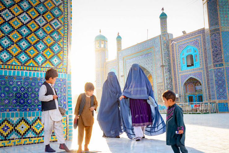 مردم افغانستان چه شیعیان چه اهل تسنن ارادت زیادی به حضرت علی(ع) دارند. همبستگی شیعه و سنی در طول تاریخ در افغانستان مثال زدنی بوده است، زیارت سخی در شهر مزارشریف شاهدی است بر این ادعا.