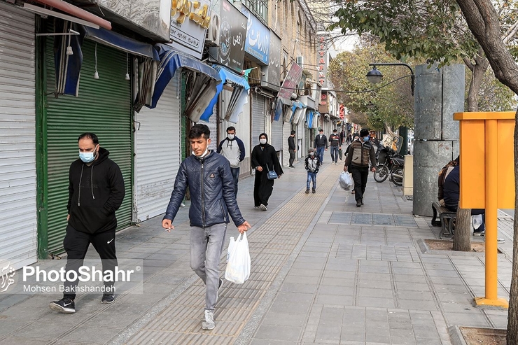 اگرچه همه افراد جامعه درمعرض خطر کرونا ویروس هستند، سن و جنس، دو فاکتور مهم در ابتلا یا شدت علائم به شمار می‌رود. تاکنون موارد آلودگی، شدت ابتلا و مرگ‌ومیر در مردان بیشتر از زنان گزارش شده‌است.