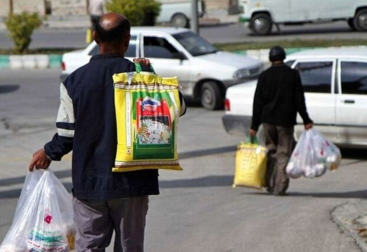 دبیرکل خانه کارگر گفت: نرخ اقلام خوراکی در سبد معیشت کارگران ۲ میلیون و ۵۰۰ هزار تومان است. در صورتی که حداقل دستمزد در سال ۹۹، تنها ۱ میلیون و ۹۱۱ هزار تومان تعیین شده است. کارگر و کارفرما باید در فرایند چانه زنی قدرت برابر داشته باشند، اما از لحاظ قدرت اثرگذاری در فضای مذاکره، شرایط گفتگو فراهم نیست.