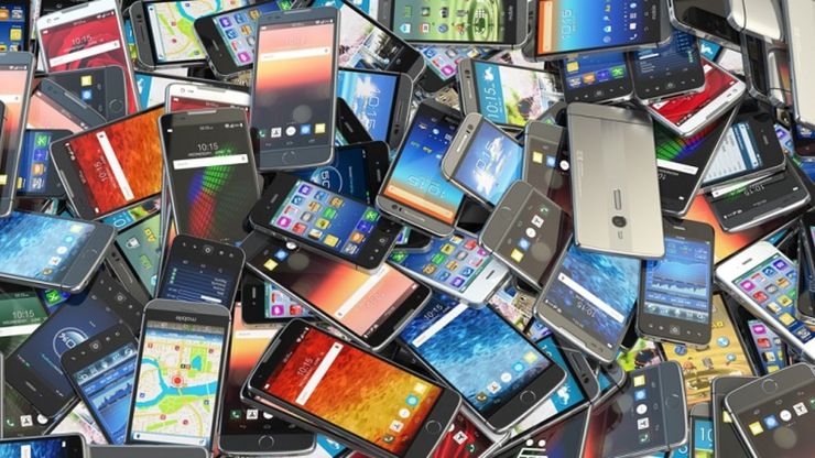 علاءالدین، چارسو یا بازار موبایل فرقی نمی‌کنند. دیگر از تلفن‌های همراه زیر 2میلیون تومان خبری نیست. قیمت تلفن همراه در روزهای اخیر افزایش قابل توجهی داشته و ارزان‌ترین تلفن‌های همراهی که در بازار وجود دارند، از حداقل حقوقمان هم گران‌تر هستند.