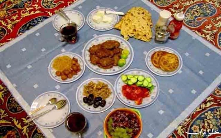 در ماه مبارک رمضان نیز مانند همیشه پیروی از برنامه غذایی متنوع و متعادل یعنی تأمین انواع مختلفی از مواد غذایی به تناسب با یکدیگر و مقادیر کافی از مواد مورد نیاز برای حفظ سلامت بدن و رعایت میانه‌روی با محدود کردن غذا‌های دارای چربی، کلسترول، قند، نمک زیاد و ترکیبات افزودنی توصیه می‌شود.