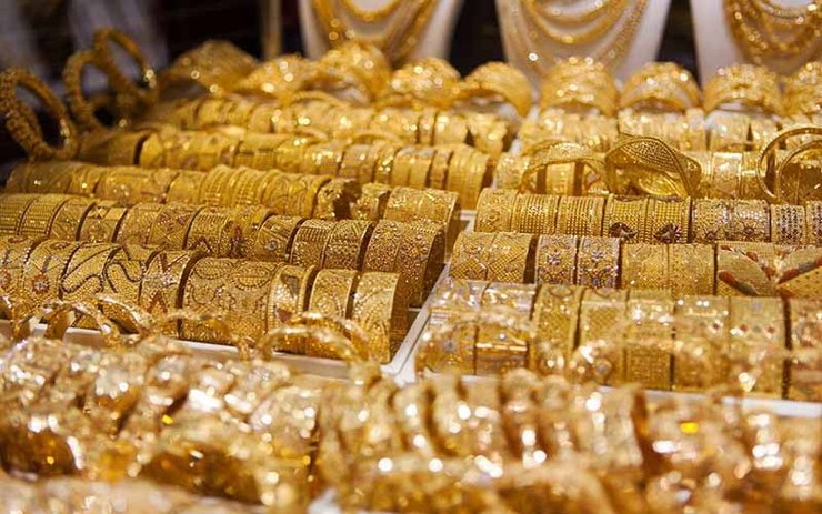 رئیس اتحادیه طلا و جواهر مشهد نسبت به بیکار شدن دست‌کم ۲۰ هزار کارگر فعال در کارگاه‌های مصنوعات طلا، جواهر و نقره مشهد در صورت ادامه کسادی بازار هشدار داد.