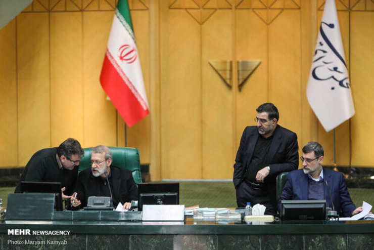 جلسه علنی مجلس دقایقی پیش آغاز شد و گزارش کمیسیون آموزش، تحقیقات و فناوری درباره نحوه پذیرش و جذب «حسین فریدون» برای تحصیل در مقطع دکترا در دستورکار قرار گرفت.