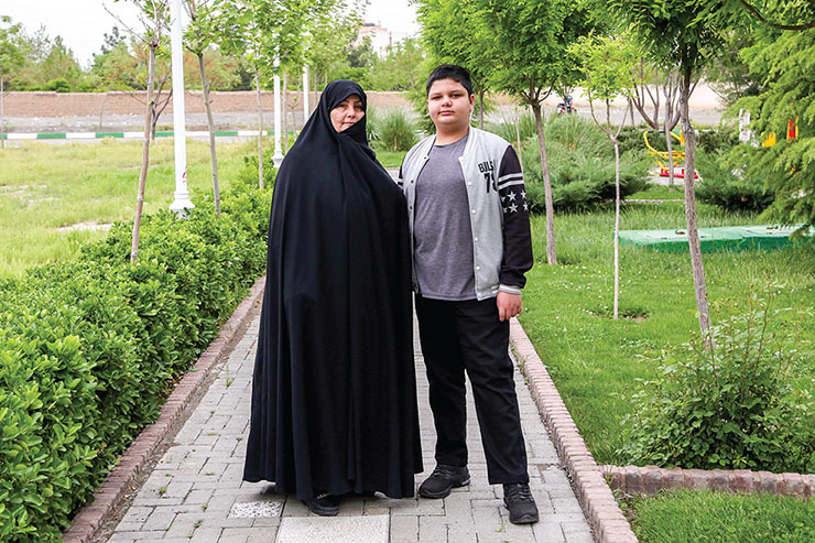 بانوی حافظ قرآن در دوران ابتلا به بیماری کرونا به همراه پسرش قرآن را بازنویسی کرد