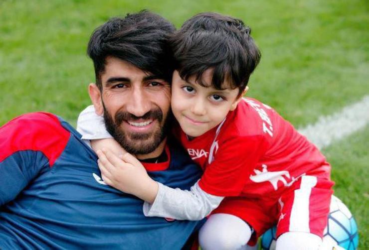 دروازه‌بان ملی‌پوش پرسپولیس گفت: من بلافاصله بعد از شروع زلزله فرزندم را بغل کردم که به بیرون از خانه برویم، اما نمی‌توانستم از در خارج شوم.