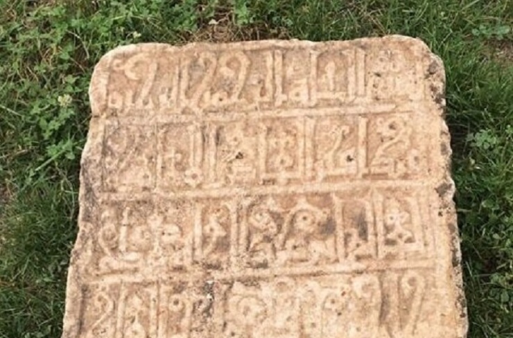 سنگ‌نوشته کشف شده در روستای تاق‌بستان، سنگ قبر دو نفر از خاندان شناخته شده‌ اهل قضاوت در قرن چهارم در کرمانشاه است که شاید بررسی‌های باستان‌شناسان بتواند شواهد بیشتری از زندگی آن‌ها را به درستی قرار دهد.