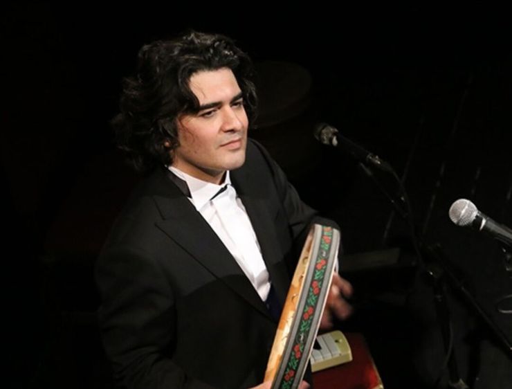 شب گذشته در چهارمین اجرای کنسرت‌های آنلاین تالار وحدت سامان احتشامی از طریق فضای مجازی مهمان مخاطبان خانه‌نشین خود شد و برای آغاز برنامه خود قطعه «زندگی» که مناسب حال و هوای این روز‌های ماست را اجرا کرد.
