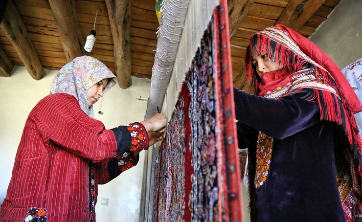 مدیرعامل صندوق توسعه صنایع دستی گفت: دولت به موجب قانون حمایت از هنرمندان، استادکاران و فعالان صنایع دستی و برای تسهیل و تسریع در سامان‌دهی فعالیت‌های آن‌ها و فرش دست‌باف، اساسنامه صندوق توسعه را تصویب کرد.