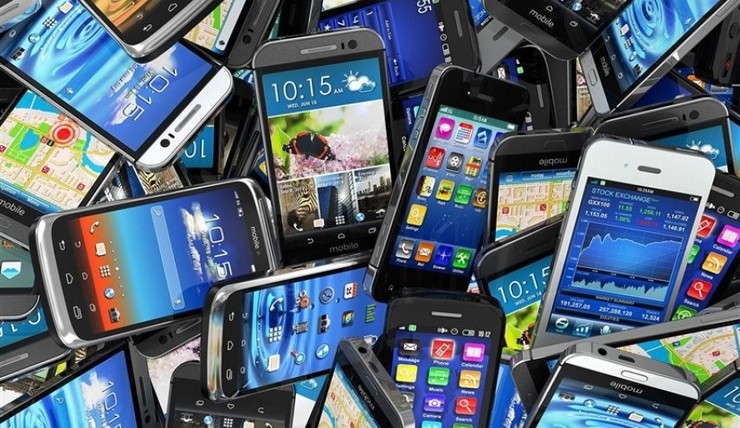 وزیر ارتباطات و فناوری اطلاعات کاهش واردات به دلیل تعطیلی کارخانه‌های تولیدی در کشور‌های تولیدکننده‌ای مثل کره جنوبی و چین و احتمال احتکار بعضی از گوشی‌های وارداتی را دلیل آشفتگی بازار موبایل دانست.
