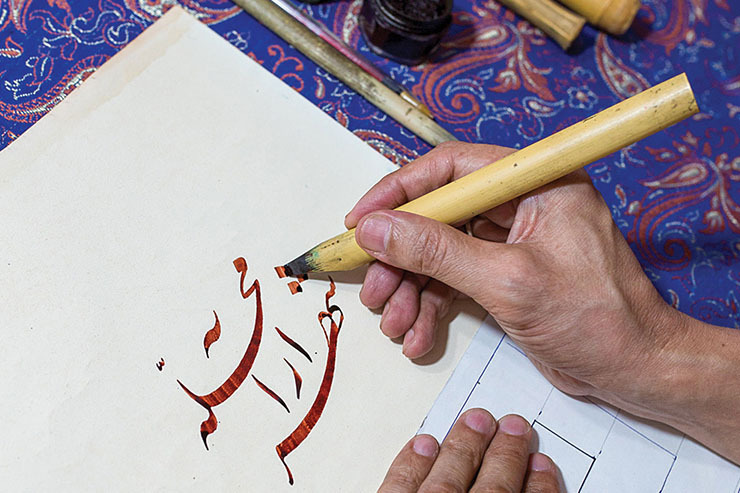 «حبیب ا... مظفری» هنرمند مهاجر افغانستانی در این سال‌ها توانسته درجه فوق ممتازی خوش‌نویسی را از انجمن خوش‌نویسان دریافت کند و در تلاش است تا به زودی در آزمون استادی شرکت کند.
