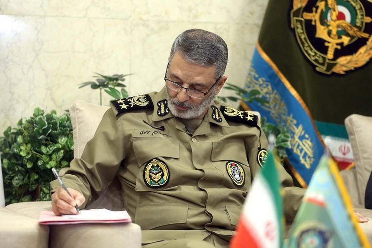 فرمانده کل ارتش از اعزام ۴ گروه کارشناسی به محل بروز سانحه شناور کنارک برای بررسی علت این سانحه خبر داد.