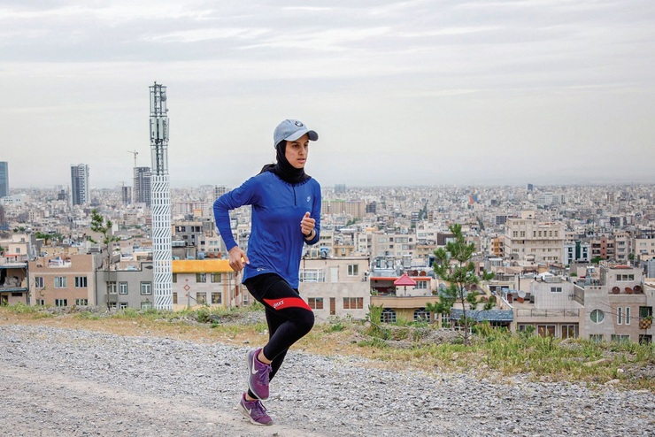 تکتم دستاربندان رکورددار ۸۰۰ متر دختران ایران در رده‌های نوجوانان، جوانان، بزرگ‌سالان و باشگاهی است. شانزده‌سالش که بود، آن‌چنان درخشید که راهی تیم ملی شد.