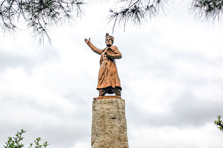 مهر درج شده در پایین پای مجسمه فردوسی در میدان فردوسی حکایت از این دارد که مجسمه این میدان که هم‌زمان با ساخت آن به سال ۱۳۳۸ در این مکان جا نمایی شده، حاصل دستان هنرمند «استاد سیدمیرحسن ارژنگ‌نژاد» است. گزارش پیش‌رو حکایت جست‌وجو درباره تاریخ میدان فردوسی است که به گفت‌وگو با سازنده مجسمه جای‌نهاده در میدان ختم می‌شود.
