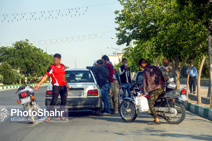 بعد از شیوع ویروس کرونا و آسیب اقتصادی به برخی اقشار جامعه، شهرداری مشهد در کنار دیگر ارگان‌ها دست‌به‌کار شد و ایستگاه‌های سامان‌دهی کارگران را در چند نقطه از شهر مشهد راه‌اندازی کرد.